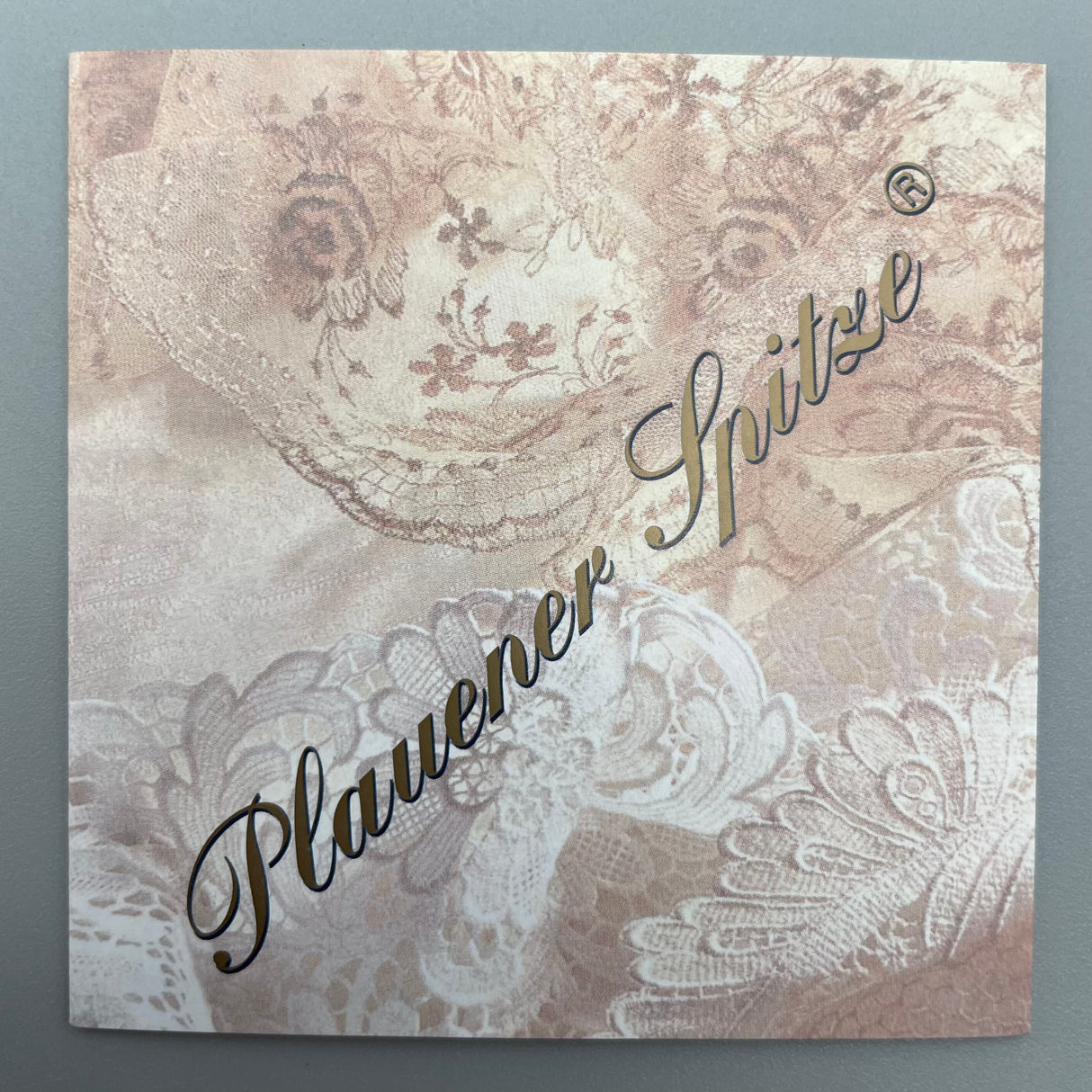 Fensterbild Schmetterlinge mit Blüte | Plauener Spitze Fensterbild | Fensterdekoration von Wimpelberg