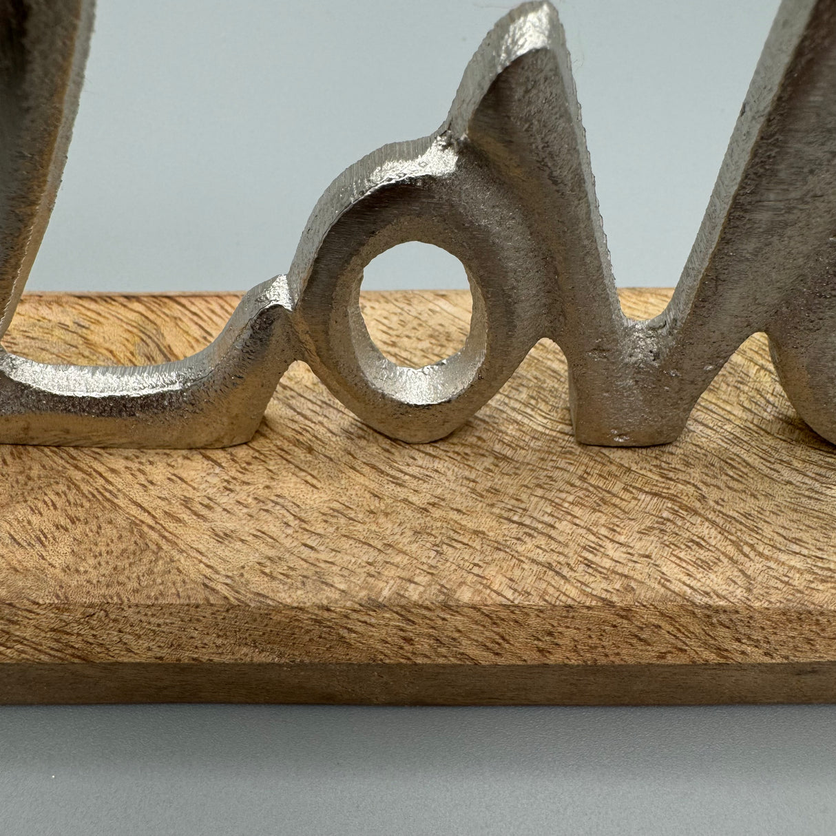 Schriftzug Love mit Herz – Büste aus mattem Aluminium und Mango-Holz von Wimpelberg