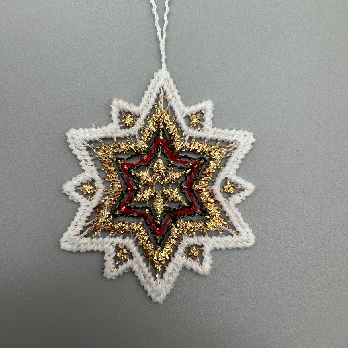 Fensterbild "Kleine Sterne" – Plauener Spitze | Weihnachtsmotiv Fensterdeko von Wimpelberg