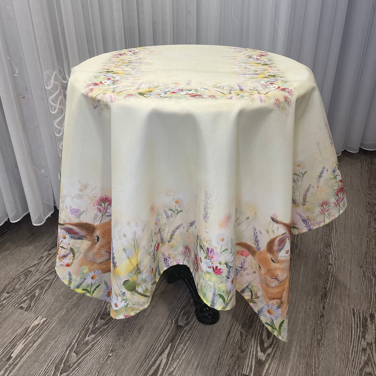 Osterdecke 130x170cm Hase auf Frühlingswiese | Osterdeko von Wimpelberg