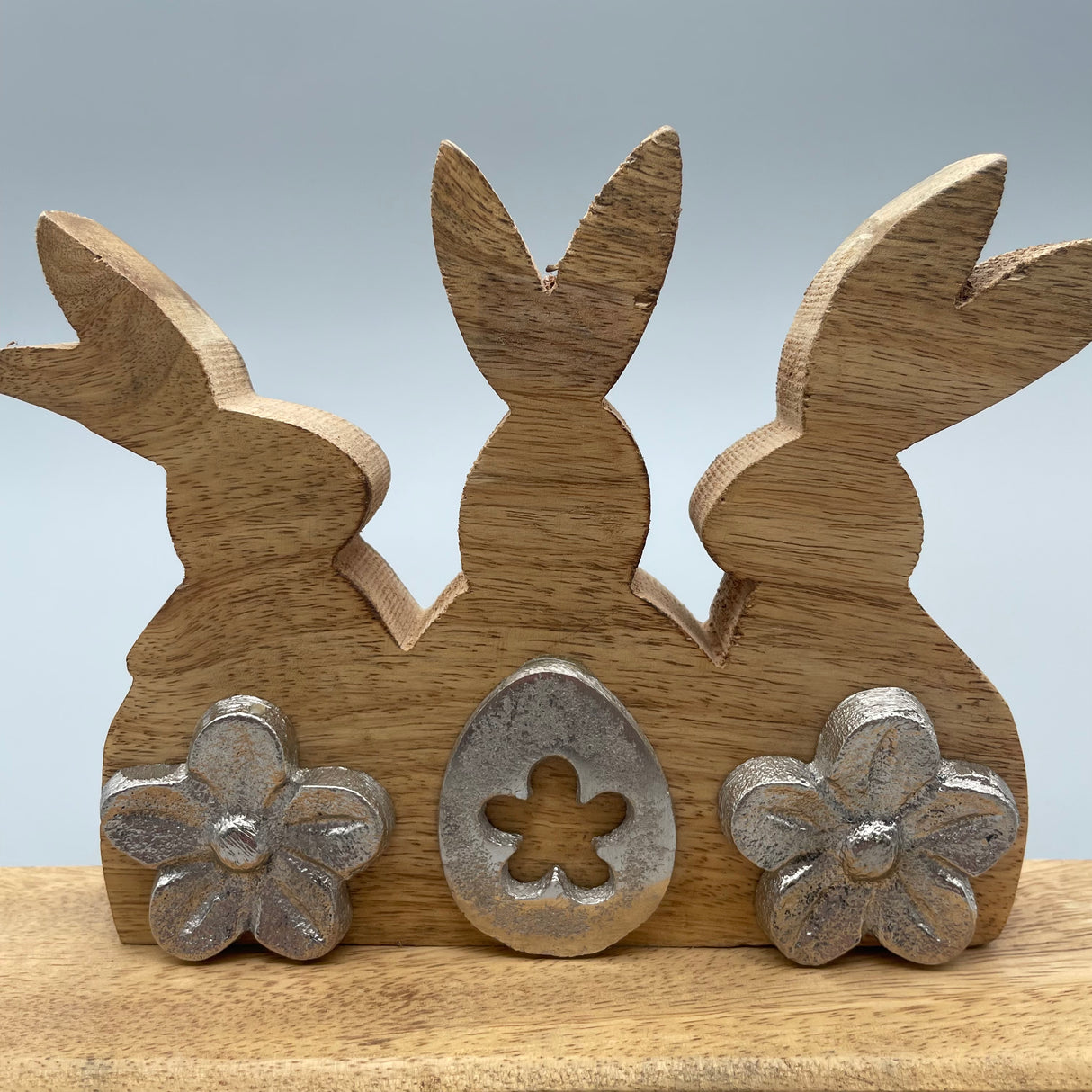 Deko Osterhasen Trio aus Mango Holz | Osterdekoration von Wimpelberg