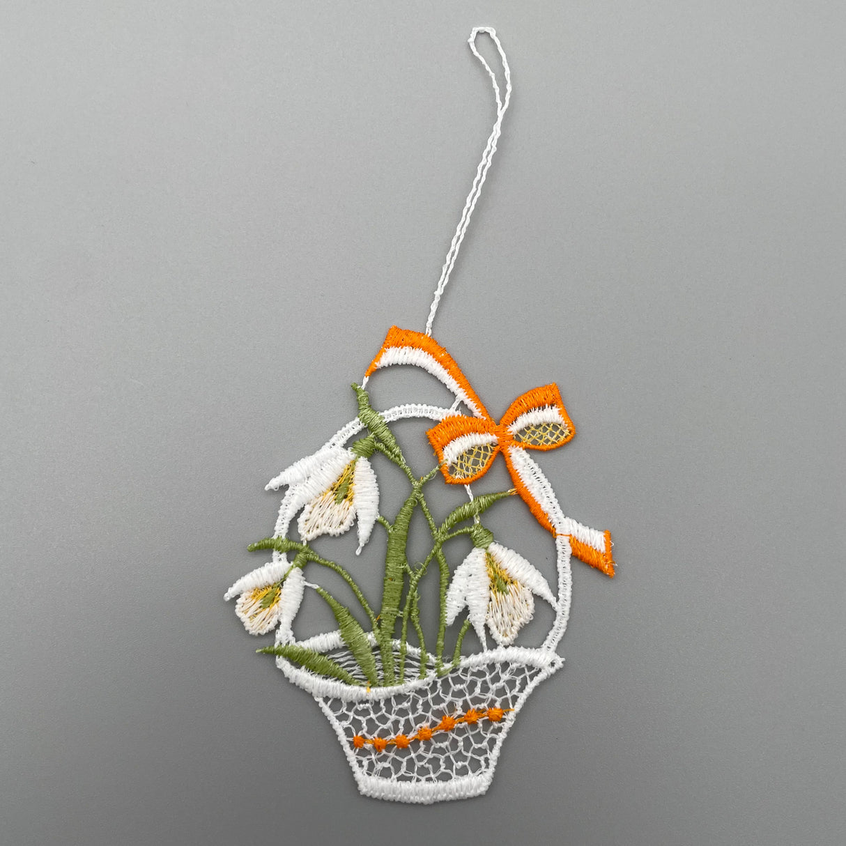 Fensteranhänger Osterkörbchen farbig | Plauener Spitze Fensterbild Ostern von Wimpelberg