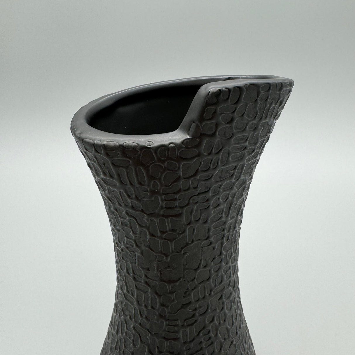 Stilvolle Schwarz-Matt Vase: Handgefertigt, aufgetragene Struktur von Wimpelberg
