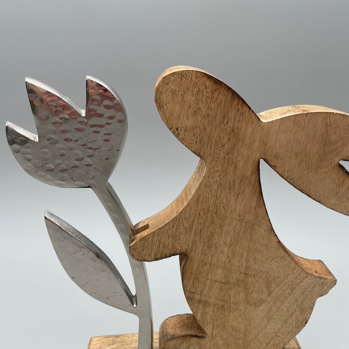 Formano Holzhasen Deko mit Blume aus Alu Mango Holz von Wimpelberg