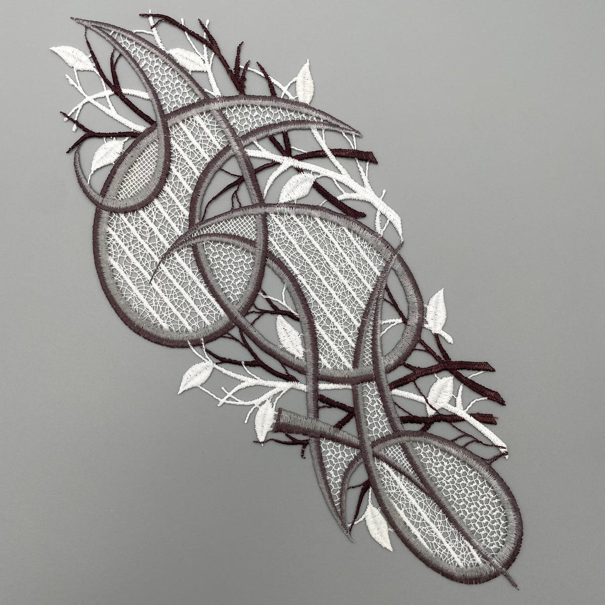 Fensterbild Ornament farbig | Plauener Spitze Modern | Moderne Fensterdekoration von Wimpelberg