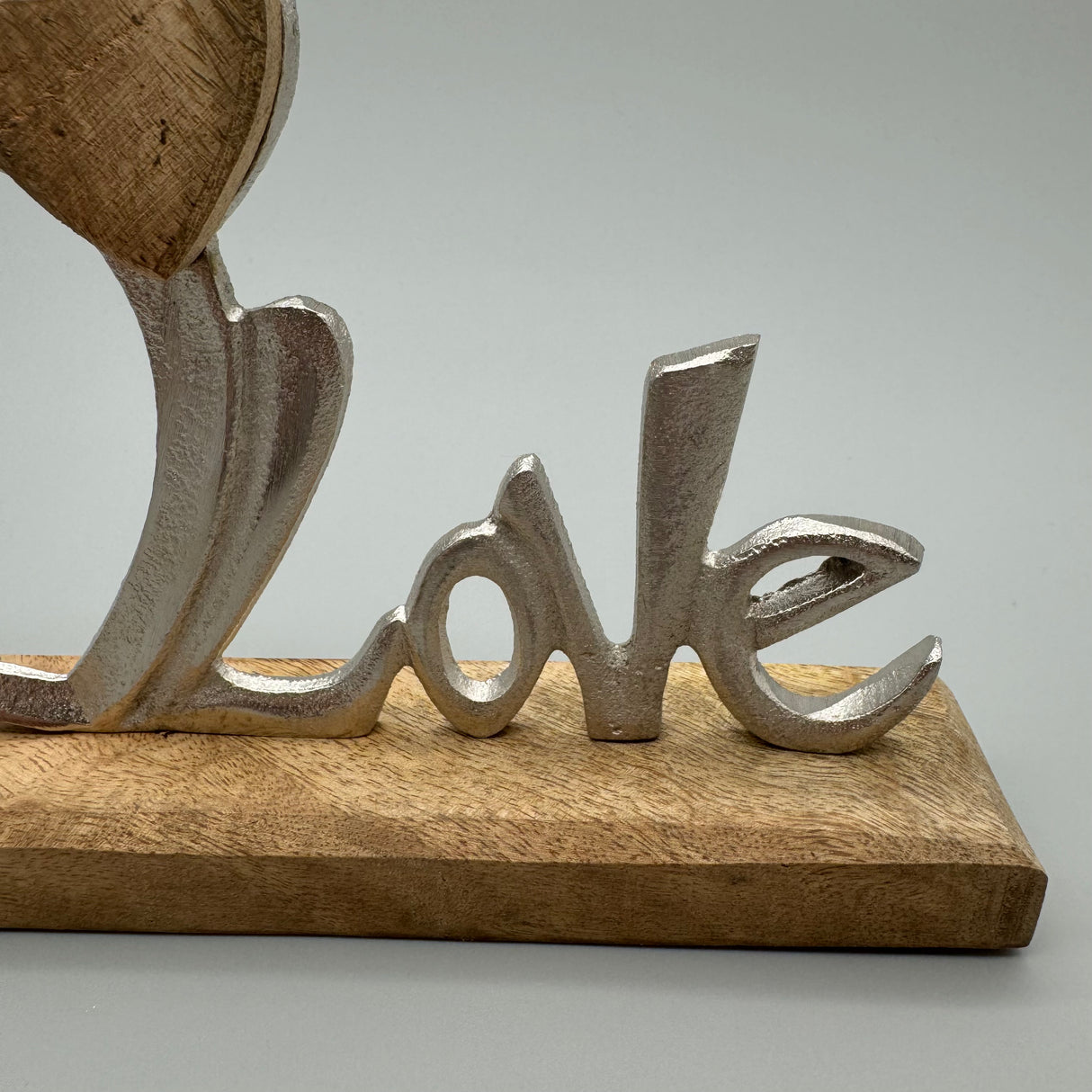 Schriftzug Love mit Herz – Büste aus mattem Aluminium und Mango-Holz von Wimpelberg