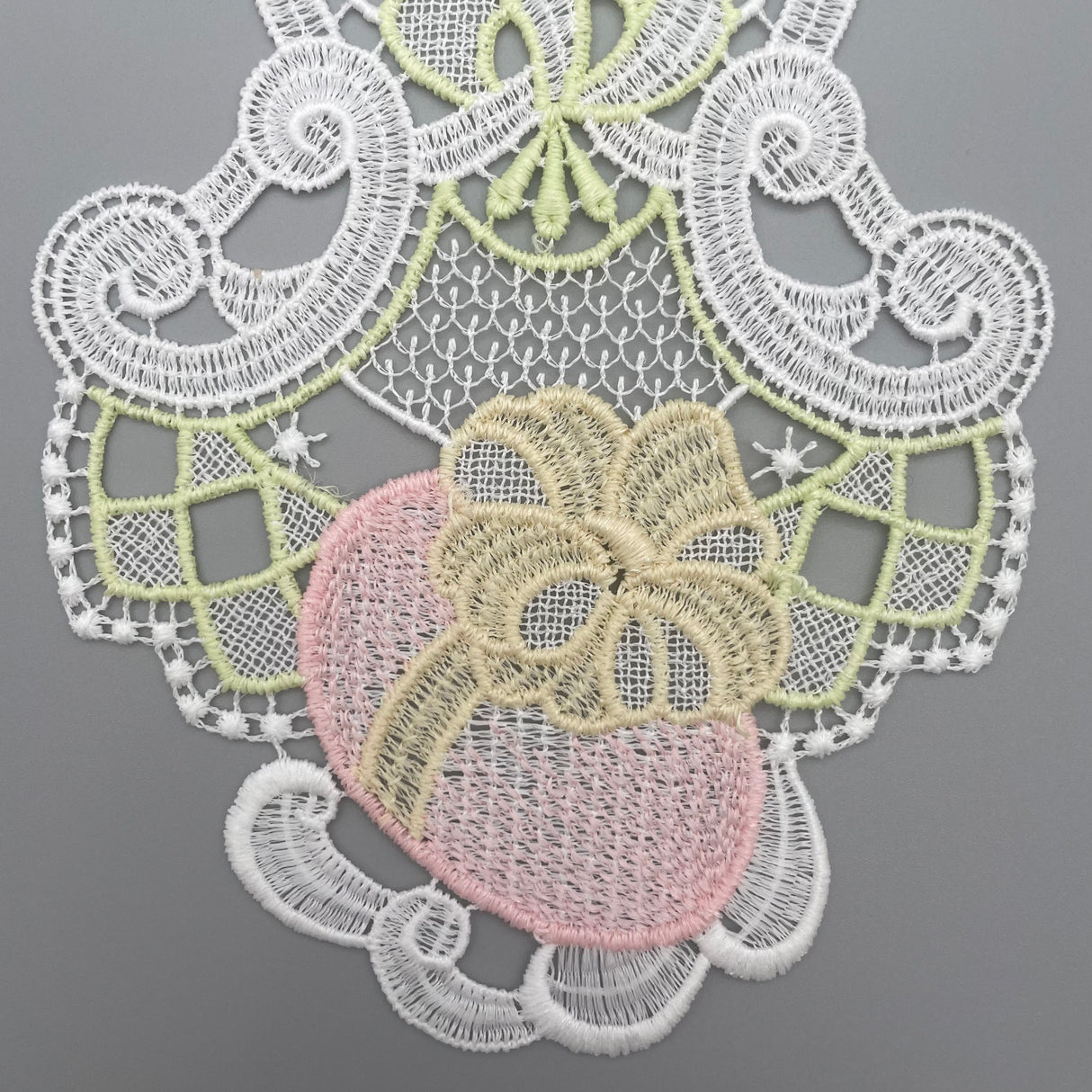 Plauener Spitze Fensterbild Ostern mit Ei von Wimpelberg