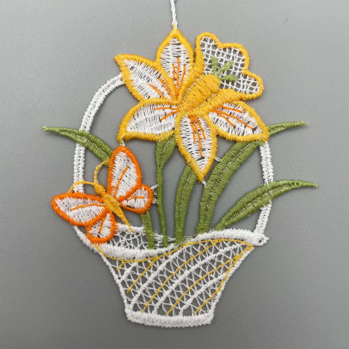 Fensteranhänger Osterkörbchen farbig | Plauener Spitze Fensterbild Ostern 5 von Wimpelberg