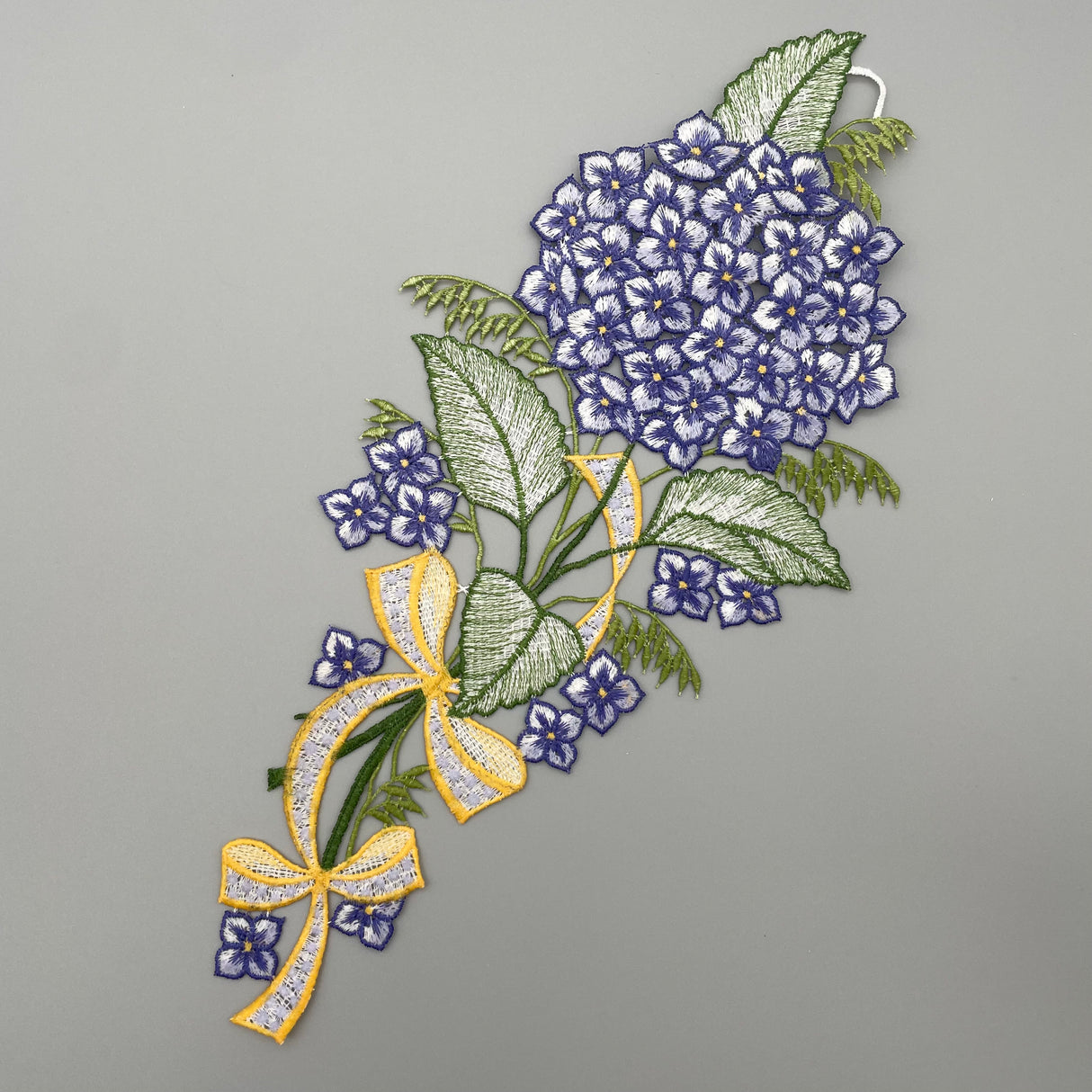 Fensterbild Hortensie lila | Plauener Spitze Fensterbild | Sommer Fensterdeko von Wimpelberg