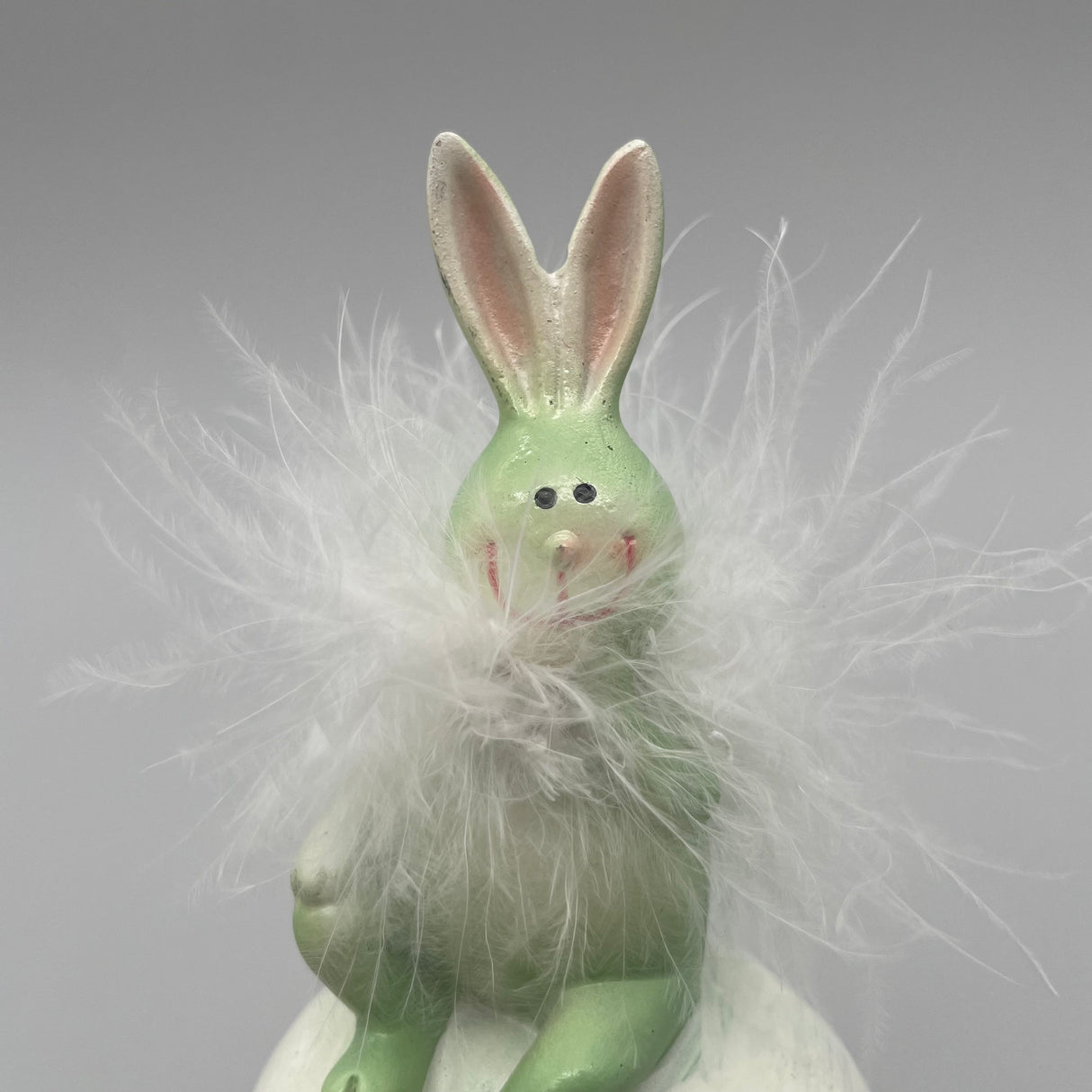 Deko Osterhase auf Osterei | Deko für Ostern von Wimpelberg