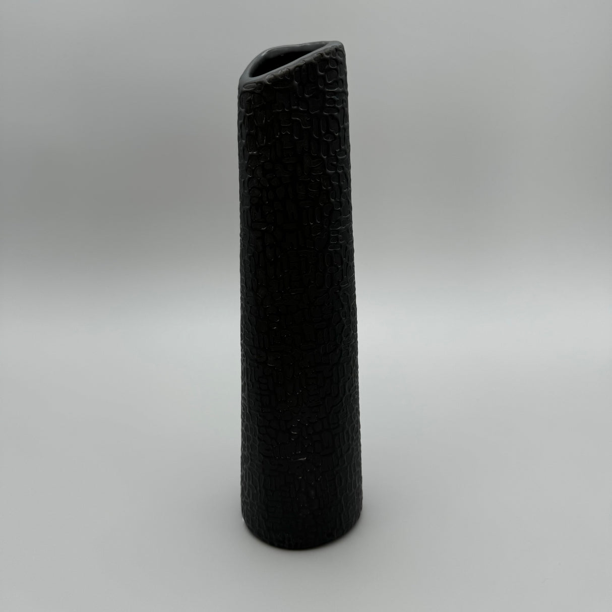 Schwarz-matte Keramikvase: 9x30 cm, Handverziert, Mit Filz-Sticker von Wimpelberg