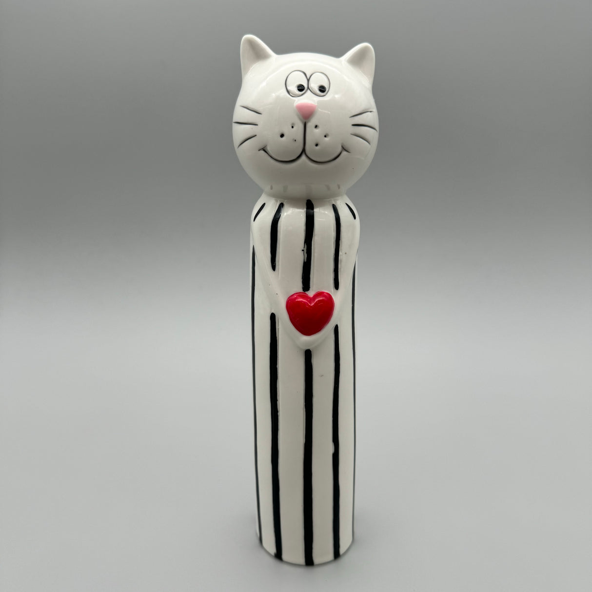 Charmante Deko-Katze: 26 cm, Schwarz-Weiß, Glasiertes Porzellan mit Rotem Herz von Wimpelberg