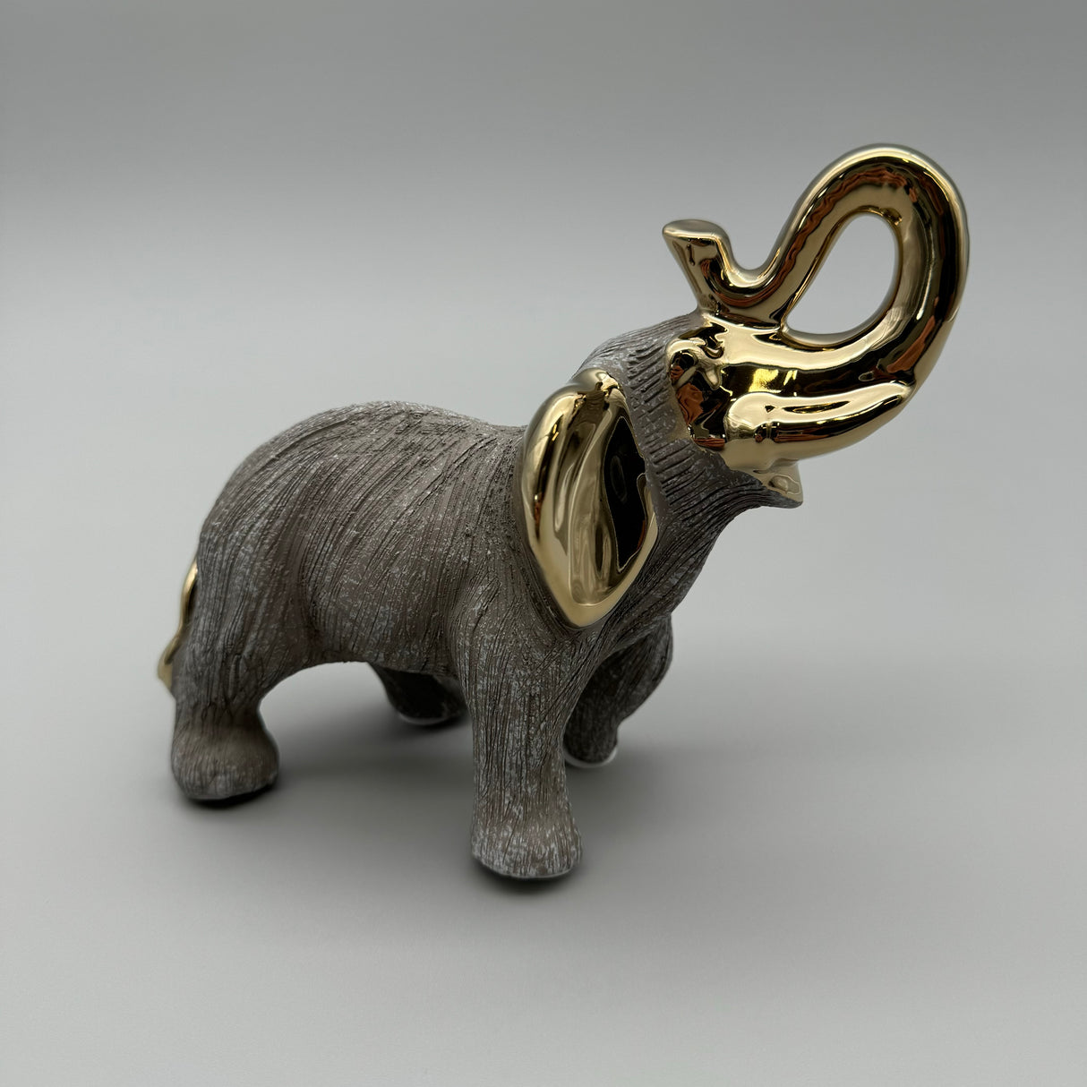 Charmant verzierter Elefant: Keramik, matte reliefierte Oberfläche, goldene Elemente von Wimpelberg