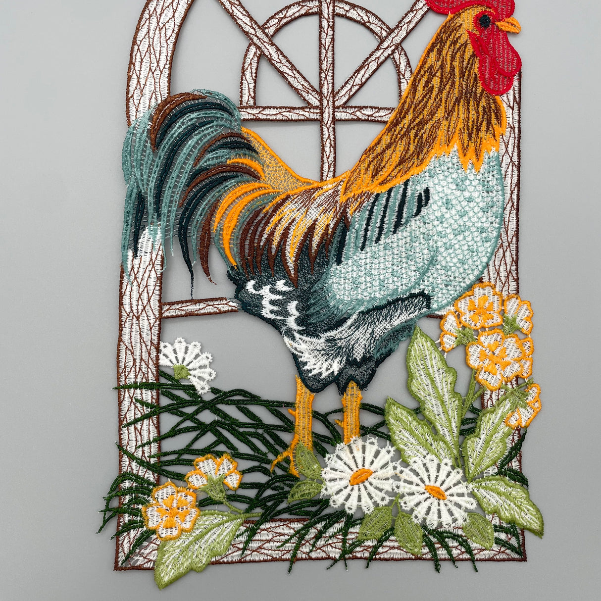 Fensterbild Gockelhahn farbig | Plauener Spitze Fensterbild | Fensterdeko von Wimpelberg