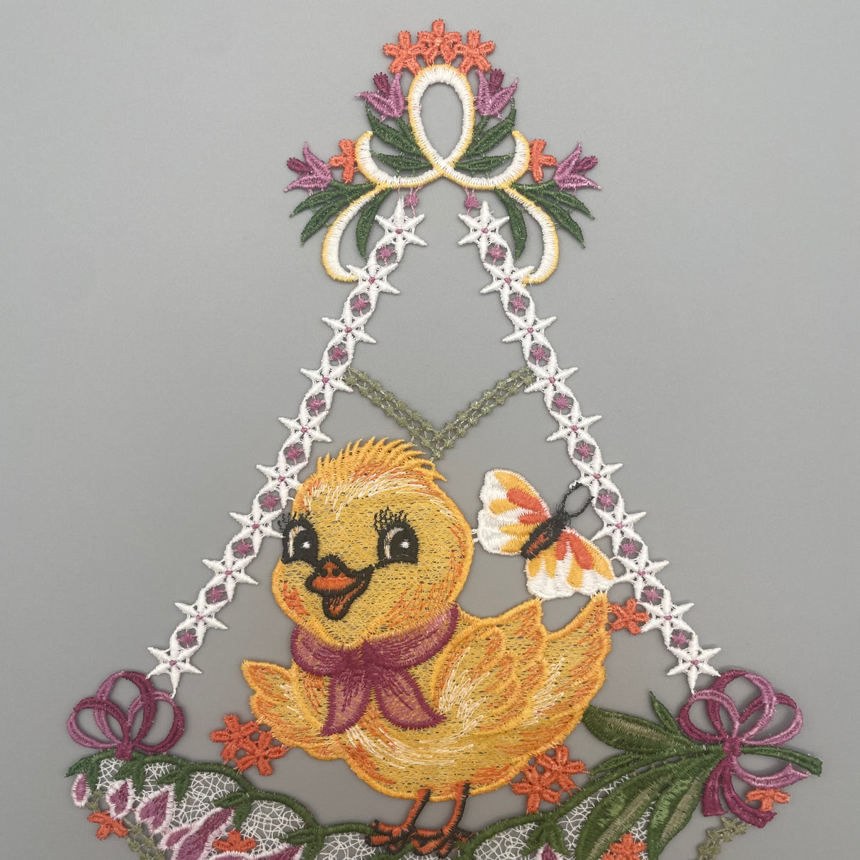 Plauener Spitze Fensterbild Ostern Küken auf Blumen von Wimpelberg