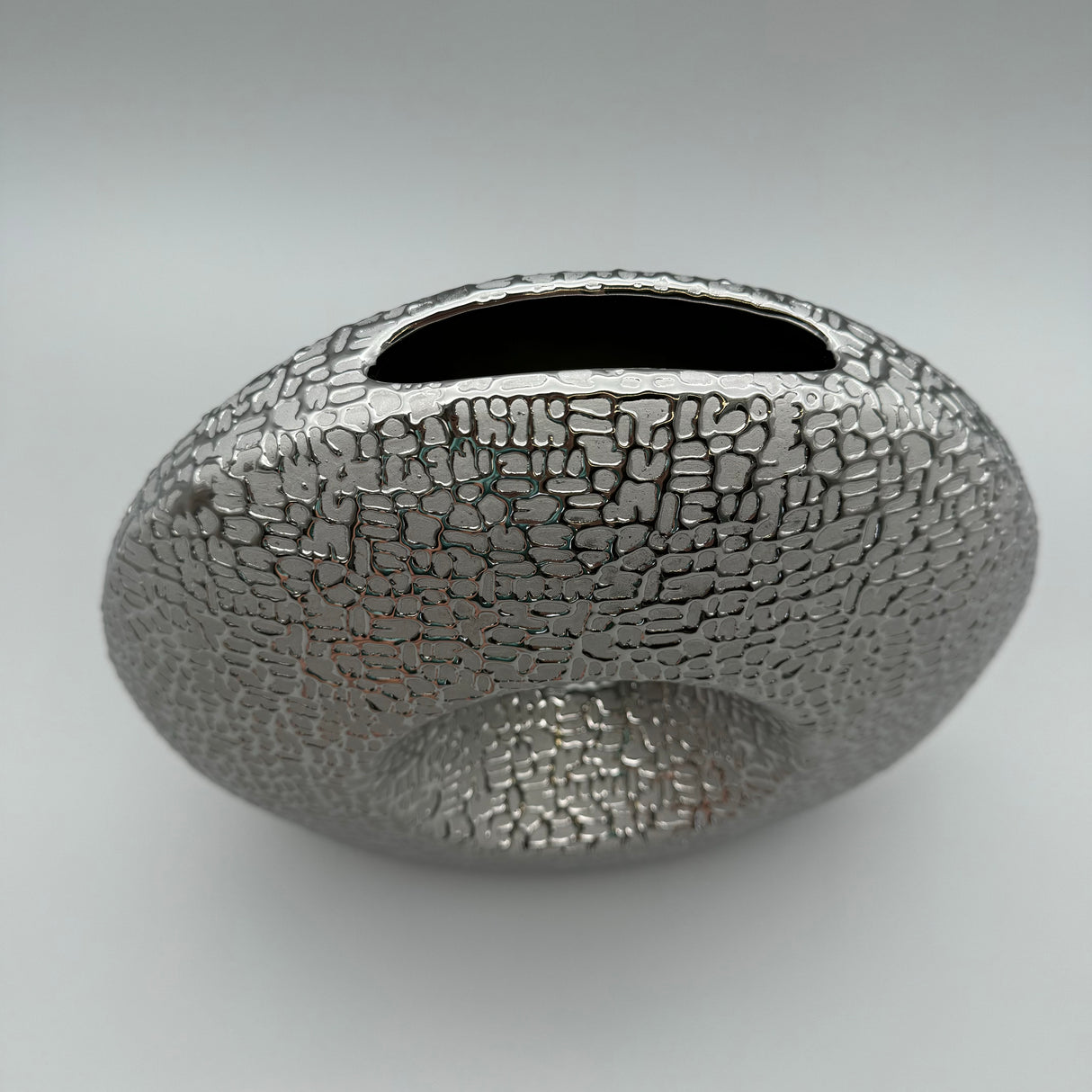 Stilvolle Runde Vase: Grau-Silber, Matte Keramik, Glänzende Struktur, Filz-Sticker von Wimpelberg