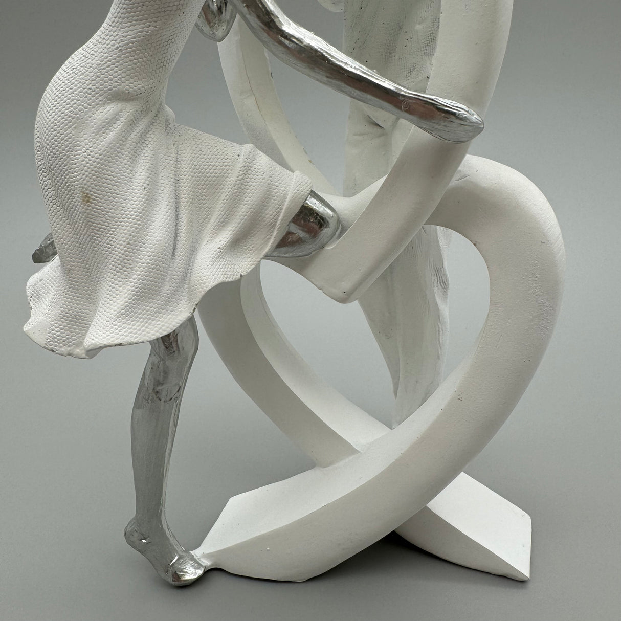 Stilvolles Paar mit Herz: Weiß-Silber, 25 cm, Kunststein von Wimpelberg