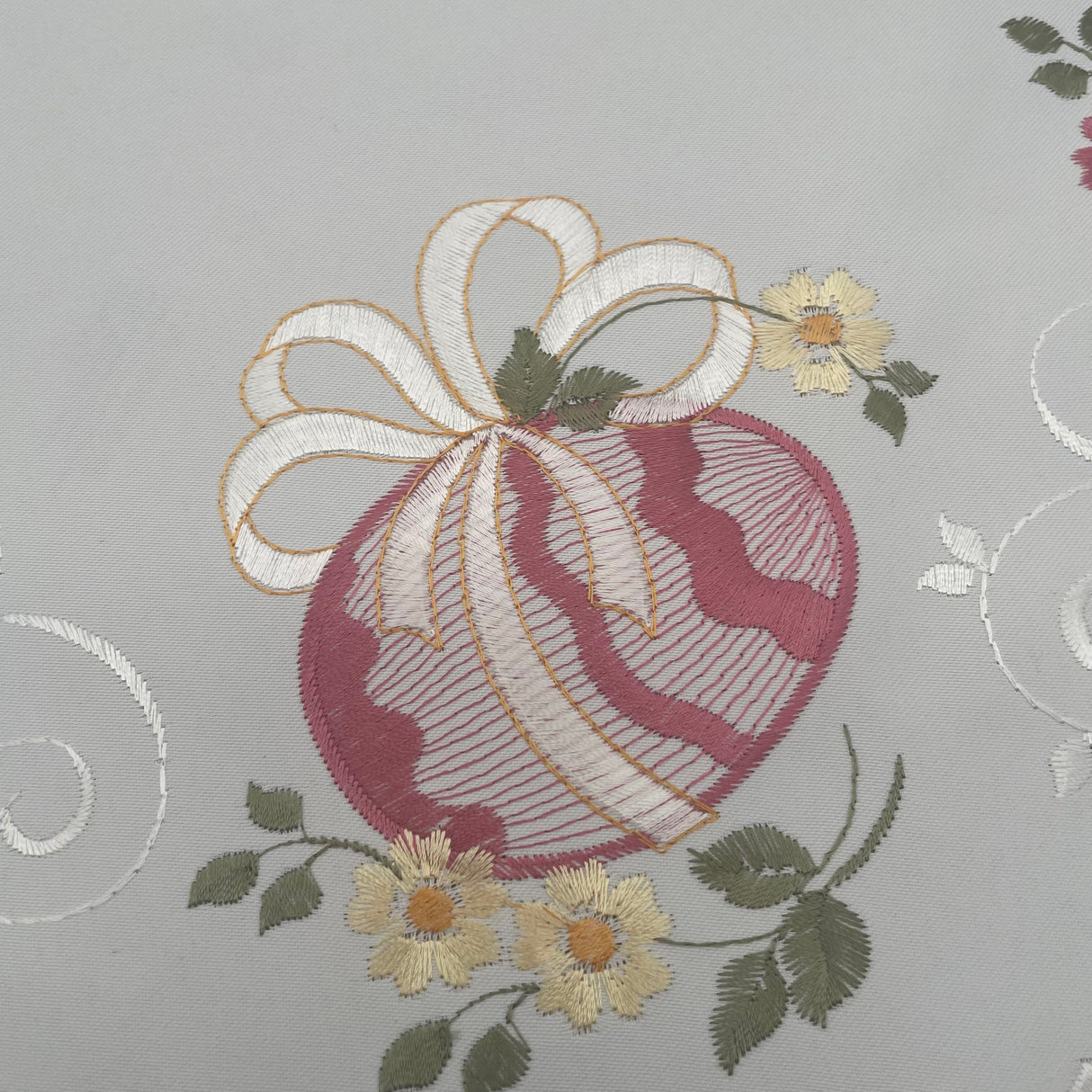 Osterdecke rund Osterei als Tischdeko von Wimpelberg