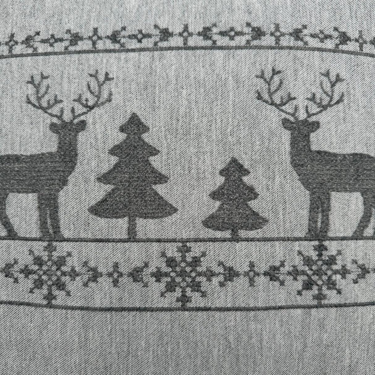 Kissenhülle Hirsch Grau 40x40 cm – Winterliche Dekoration Kissenhülle von Wimpelberg