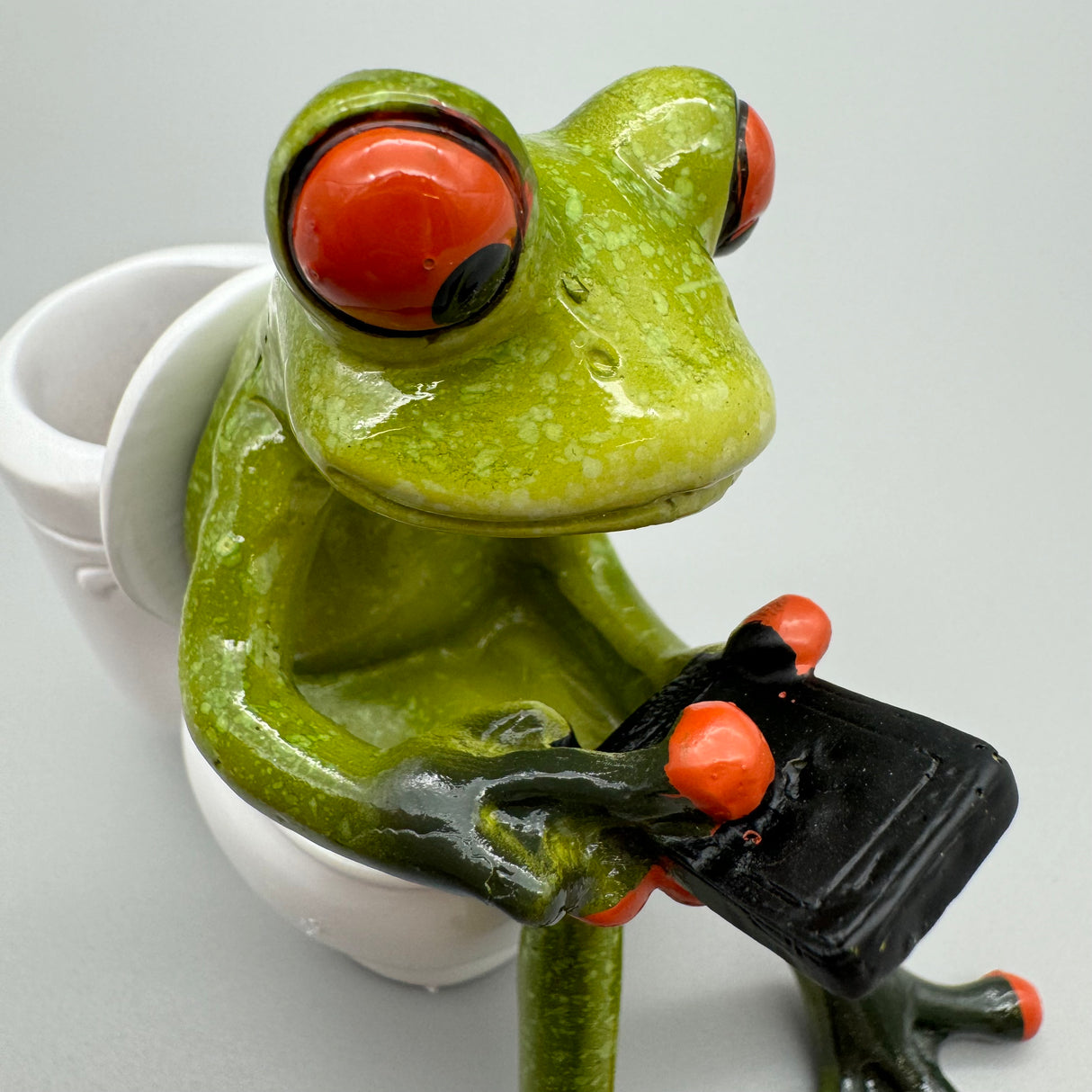 Witzige Frosch-Dekofigur auf Toilette: 13cm, Hellgrün, Handbemalt, Kunststein von Wimpelberg