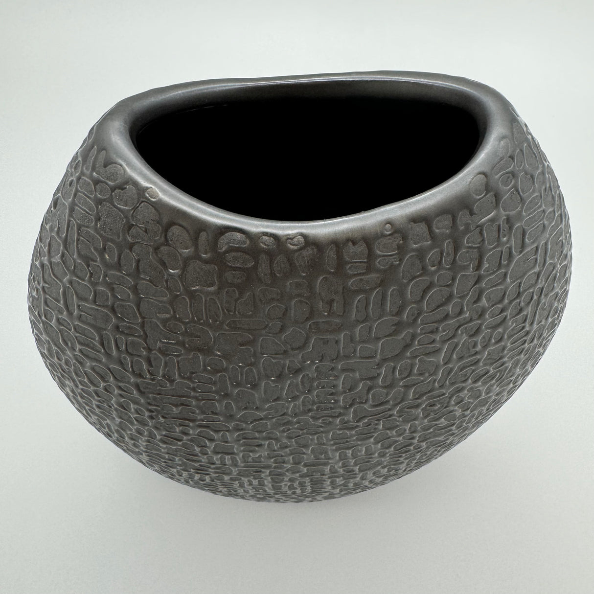 Elegante Keramikvase Schwarz-Matt: Handverziert von Wimpelberg