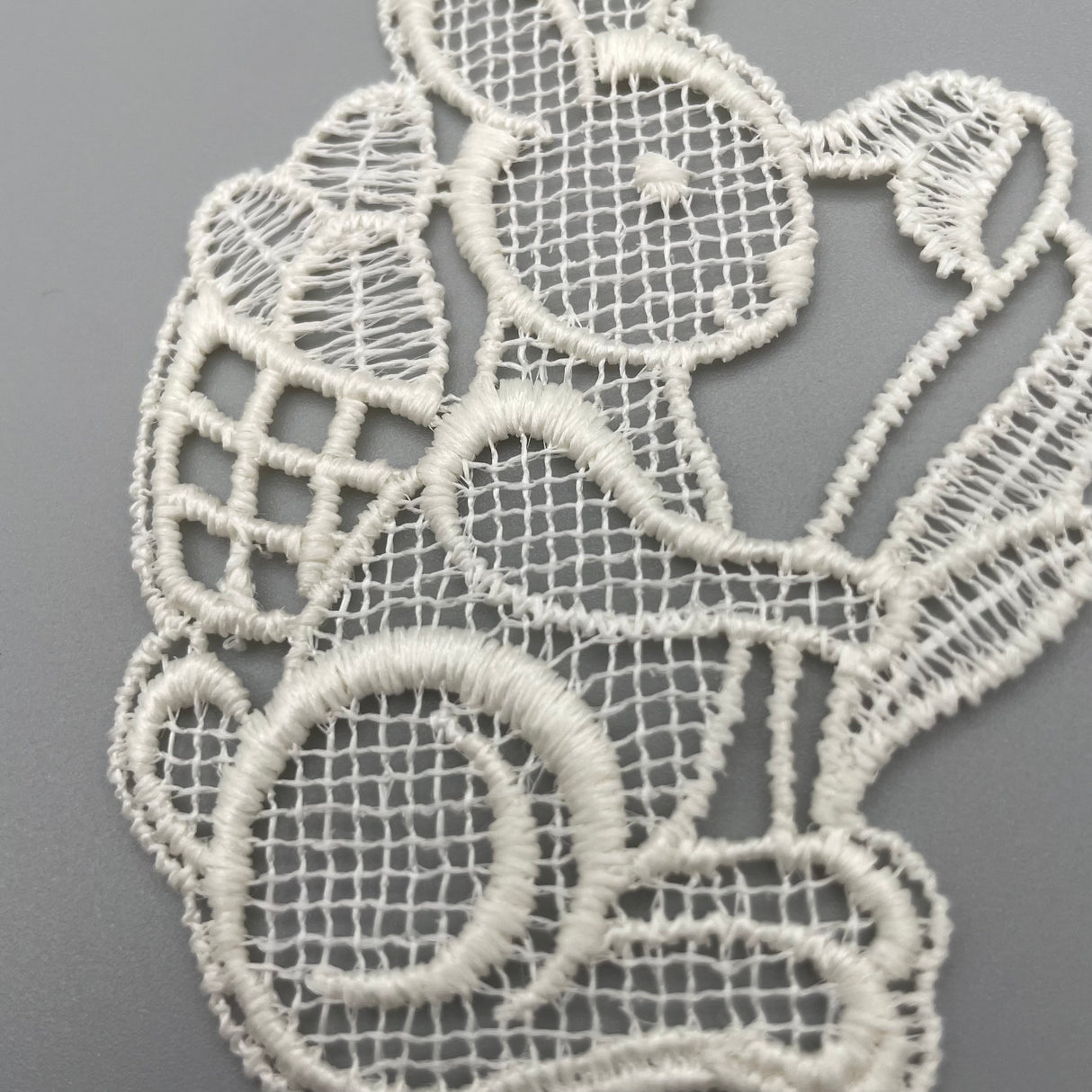 Plauener Spitze Fensterbild Ostern Osterhase mit Blume von Wimpelberg