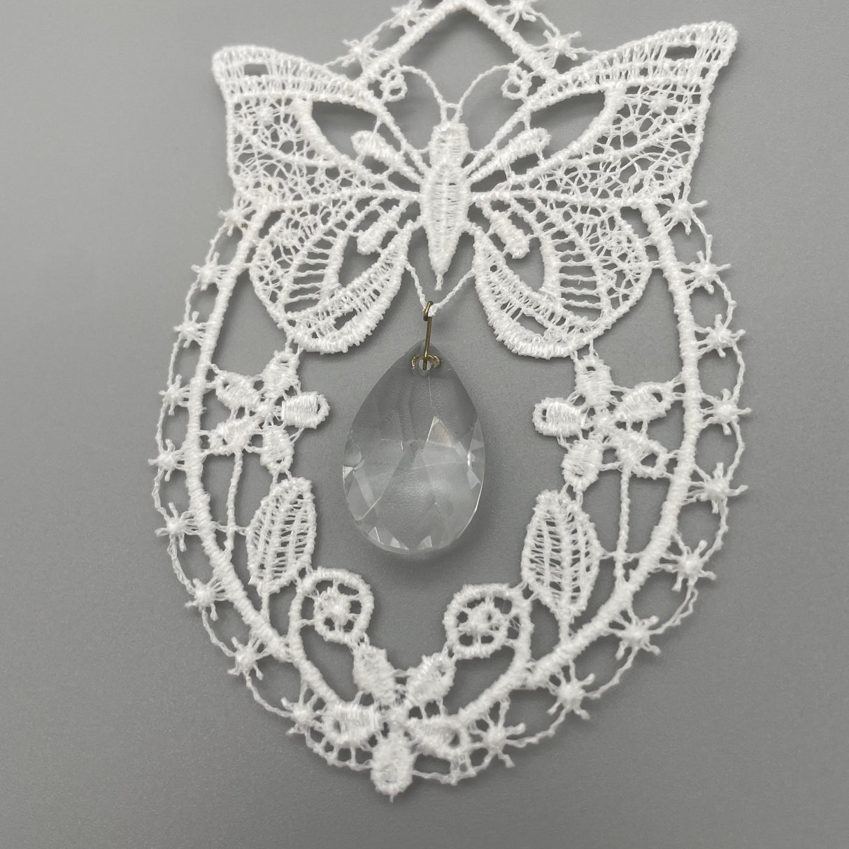 Plauener Spitze Fensterbild Ostern Schmetterling mit Kristall von Wimpelberg