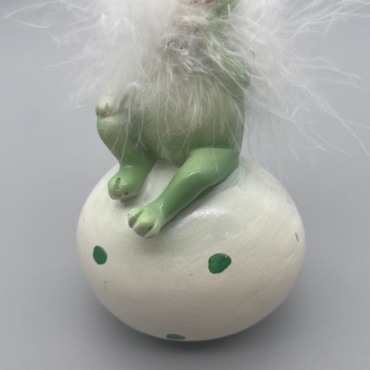 Deko Osterhase auf Osterei | Deko für Ostern von Wimpelberg