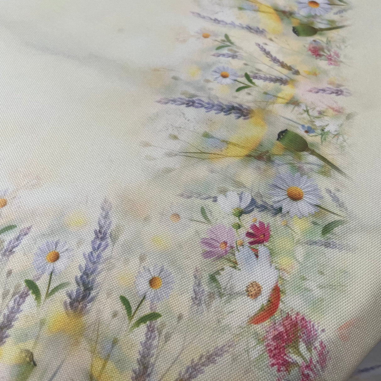 Osterdecke 130x170cm Hase auf Frühlingswiese | Osterdeko von Wimpelberg