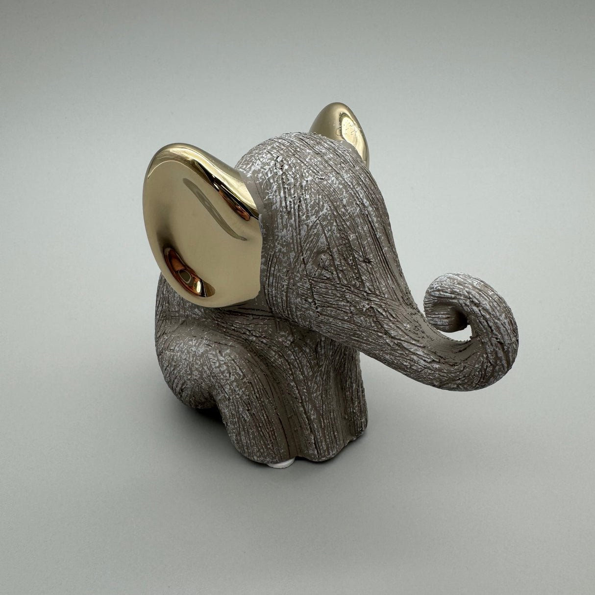 Stilvoller Elefant: 12 cm, Keramik, matte reliefierte Oberfläche, goldene Elemente von Wimpelberg