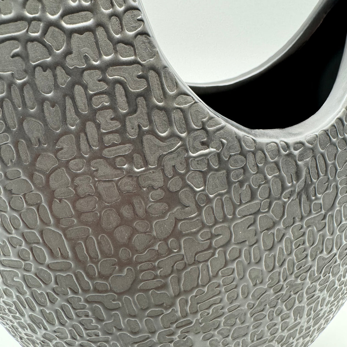 Flache Keramikvase Schwarz-Matt: Handverziert, Mit Filz-Sticker von Wimpelberg