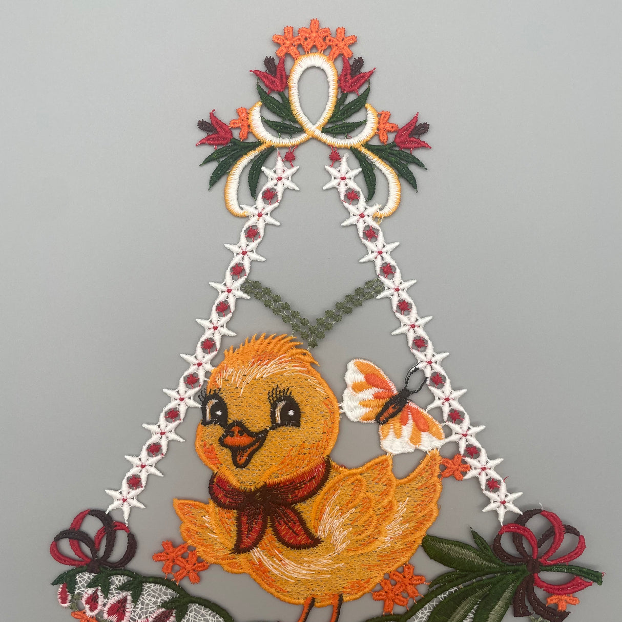 Plauener Spitze Fensterbild Ostern Küken auf Blumen von Wimpelberg