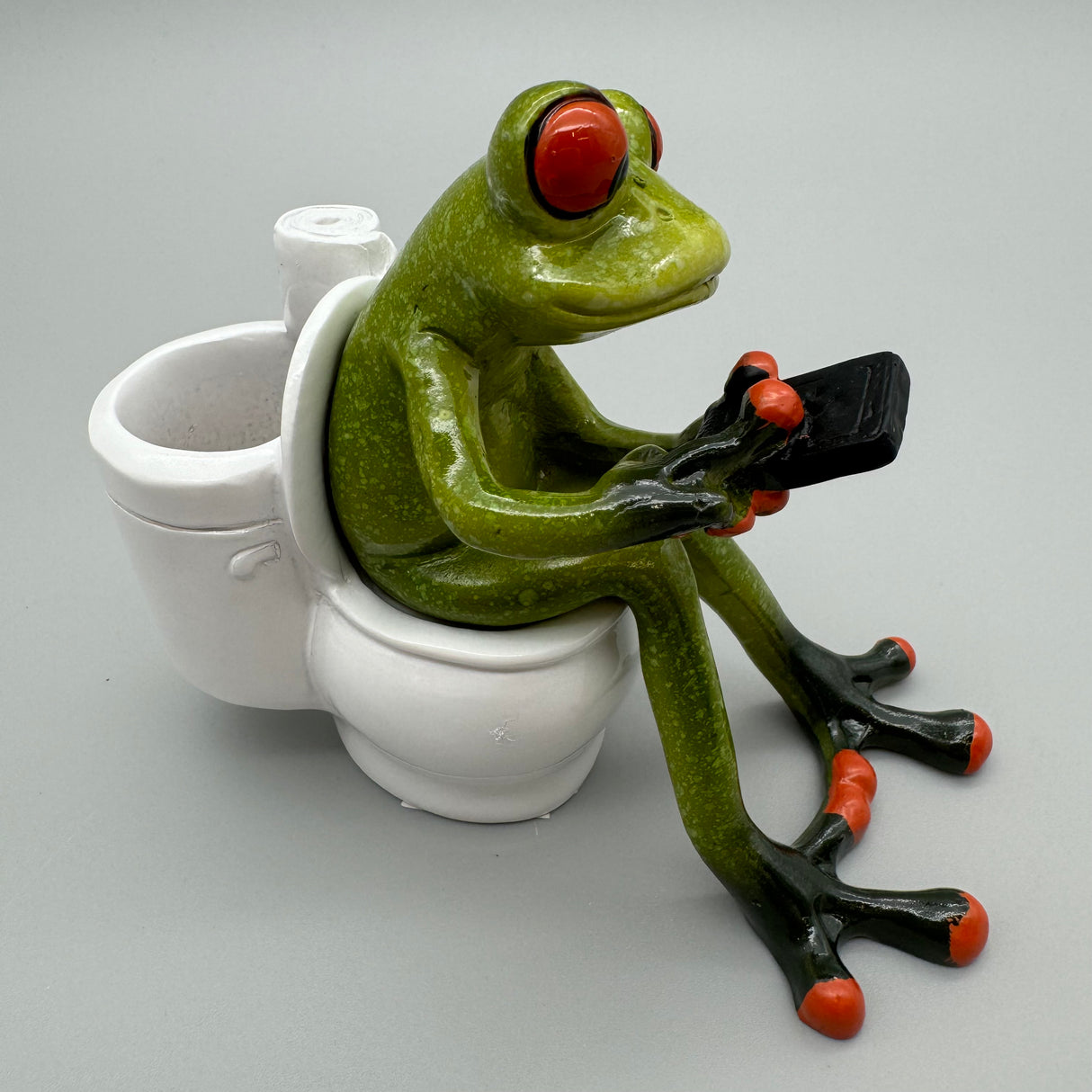 Witzige Frosch-Dekofigur auf Toilette: 13cm, Hellgrün, Handbemalt, Kunststein von Wimpelberg