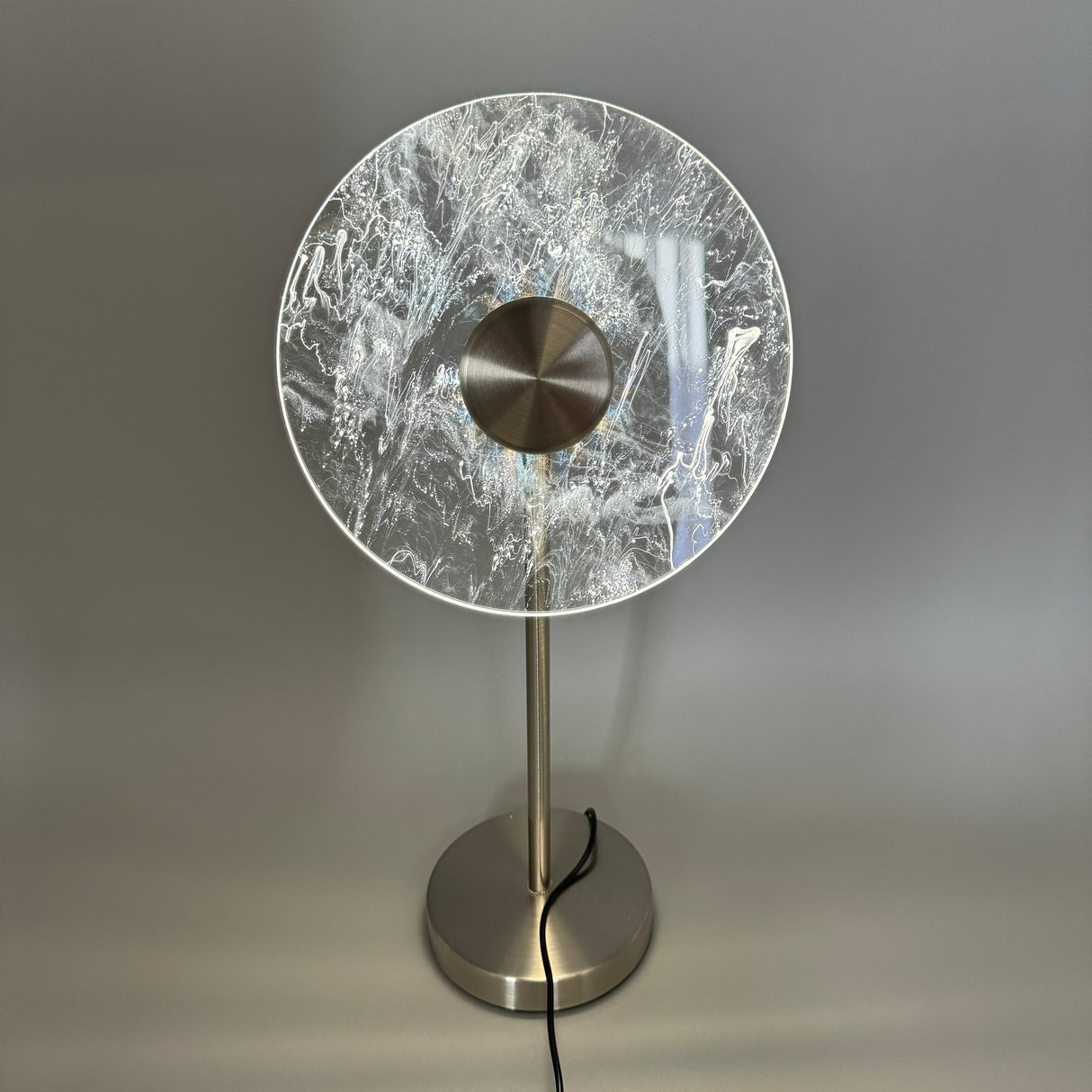 Moderne LED-Lampe 20x12x40cm: Klares Acryl, Dimmbar, Silberner Metall-Fuß von Wimpelberg