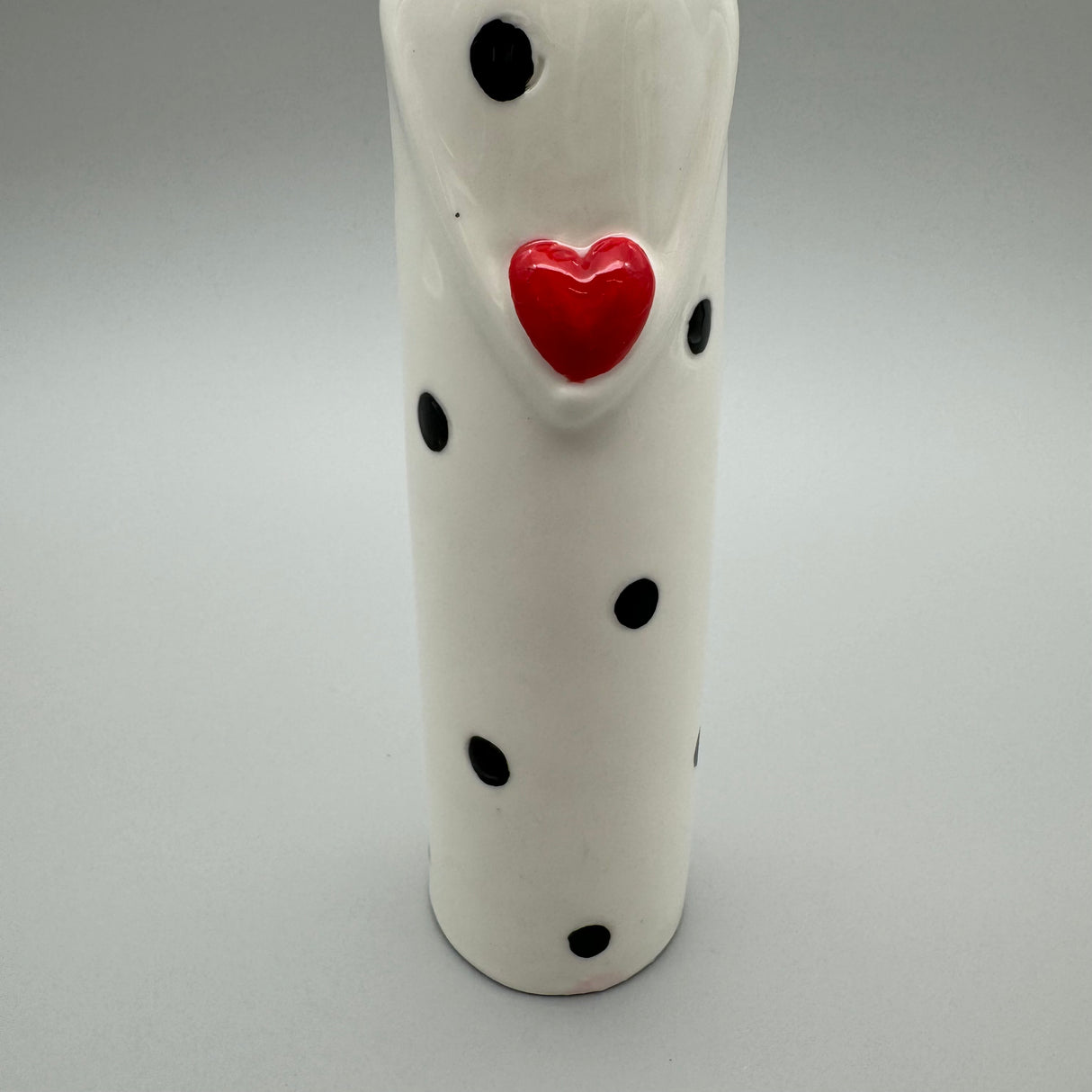 Charmante Deko-Katze: 26 cm, Schwarz-Weiß, Glasiertes Porzellan mit Rotem Herz von Wimpelberg