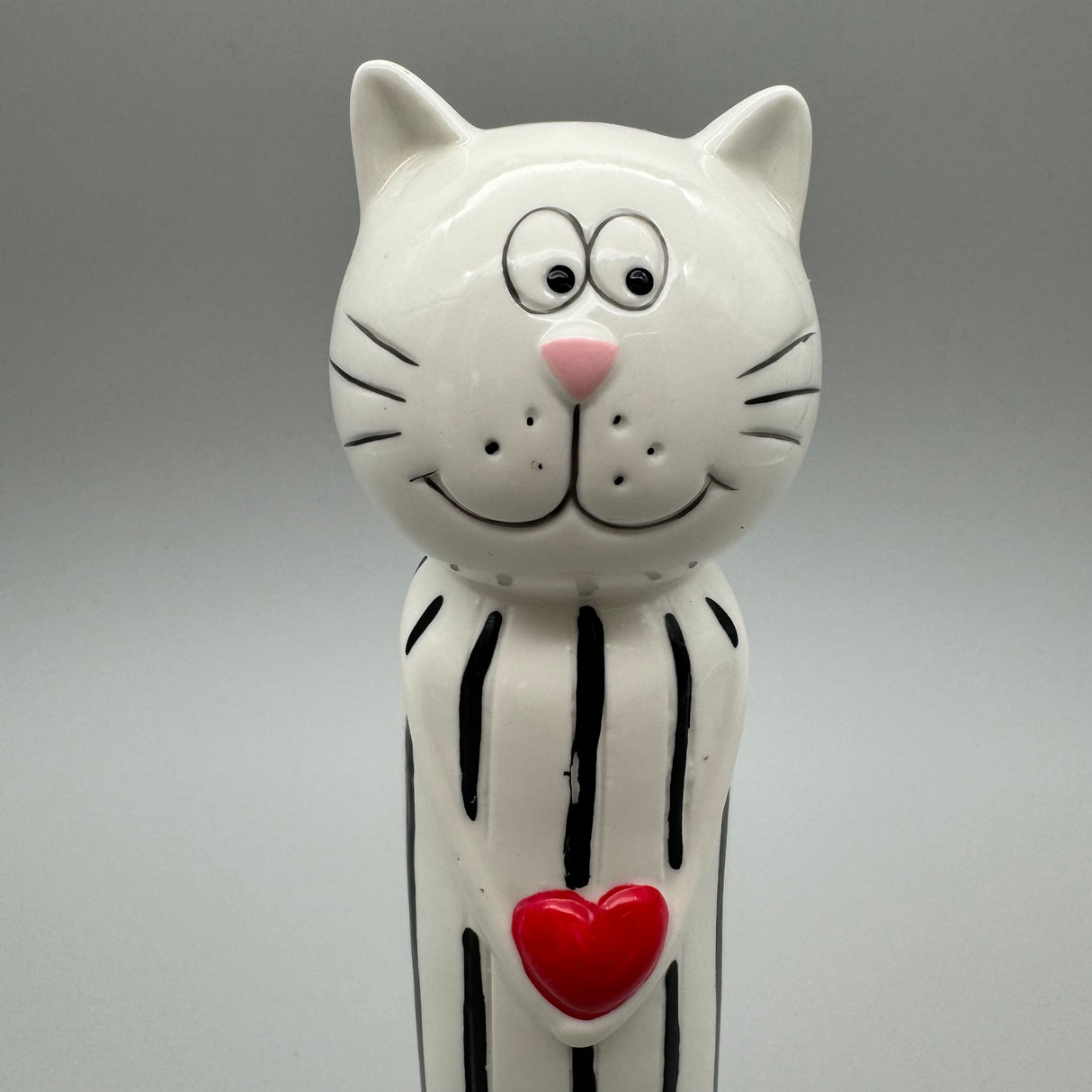 Charmante Deko-Katze: 26 cm, Schwarz-Weiß, Glasiertes Porzellan mit Rotem Herz von Wimpelberg
