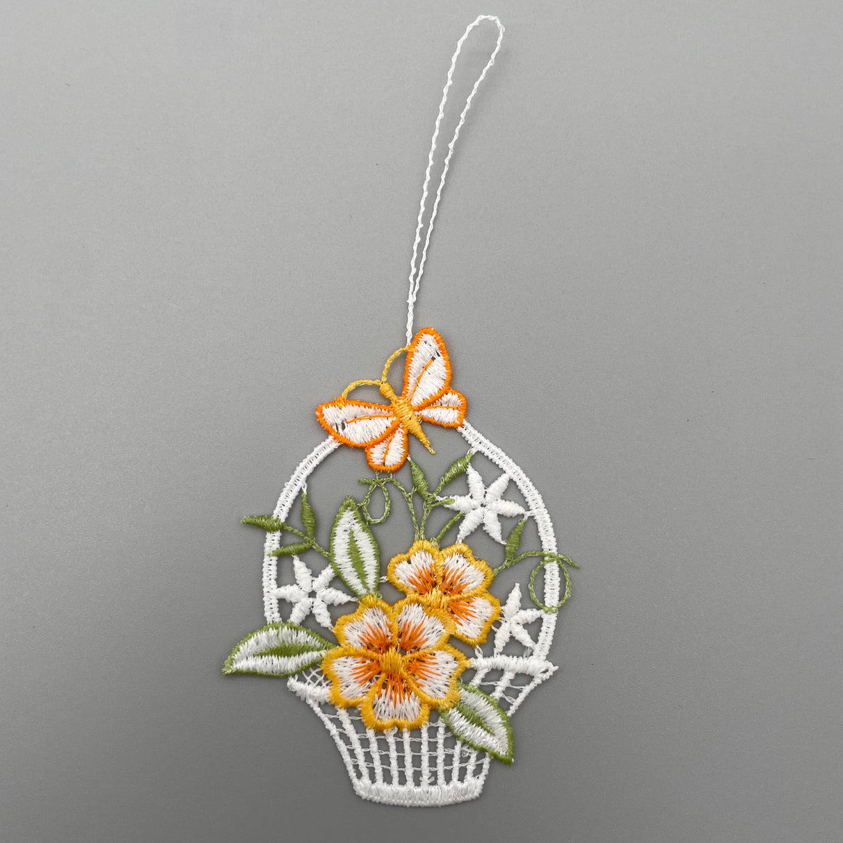 Fensteranhänger Osterkörbchen farbig | Plauener Spitze Fensterbild Ostern von Wimpelberg