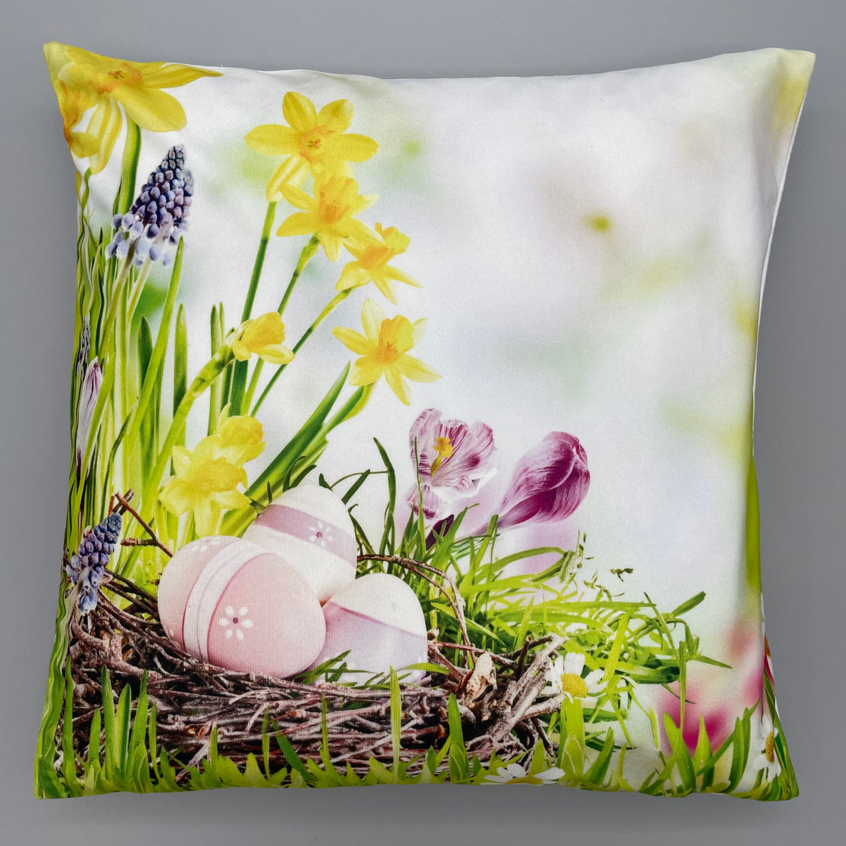 Kissenhülle Ostern Ostereier auf einer Wiese - 40x40cm von Wimpelberg