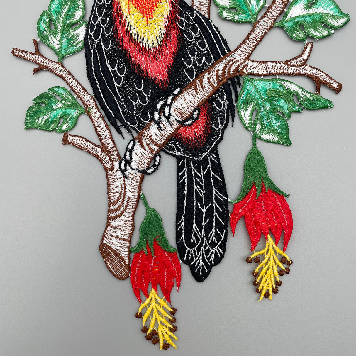 Fensterbild Tukan farbig | Plauener Spitze | Fensterdekoration für den Sommer von Wimpelberg