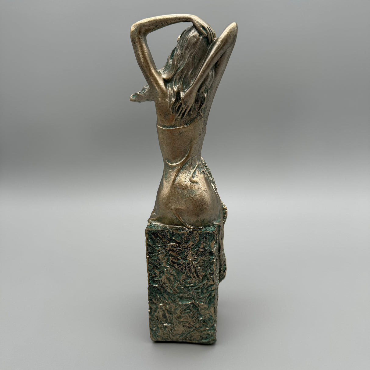 Kunststeinfigur: Elegante sitzende Dame, Bronzefarben, 29 cm von Wimpelberg