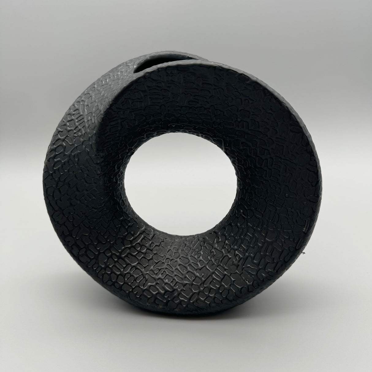 Runde Keramikvase Schwarz-Matt: Handverziert von Wimpelberg