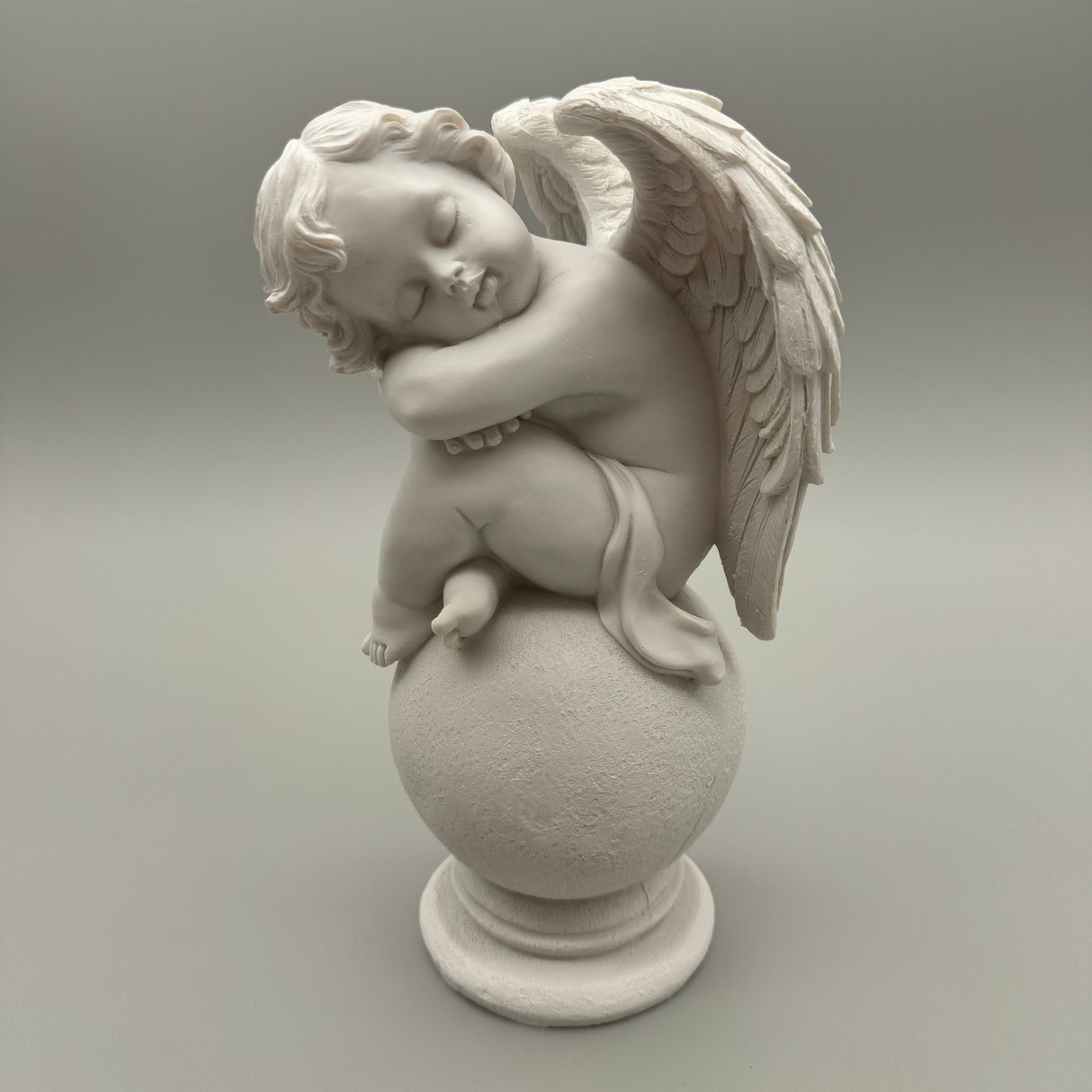 Zauberhafter Engel auf Kugel: Weiß-Matt, 24 cm, Kunststein 24cm von Wimpelberg