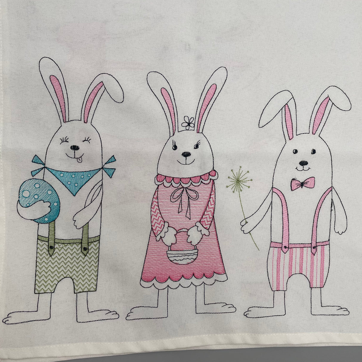 Osterdecke drei Hasen 85x85cm | Osterdeko von Wimpelberg