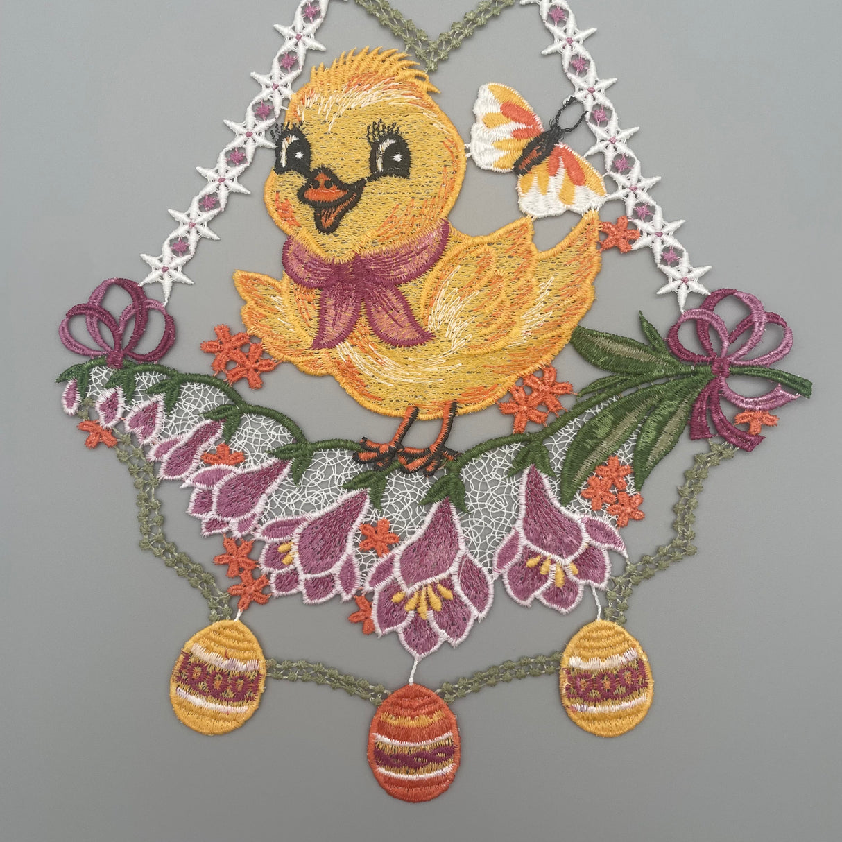 Plauener Spitze Fensterbild Ostern Küken auf Blumen von Wimpelberg