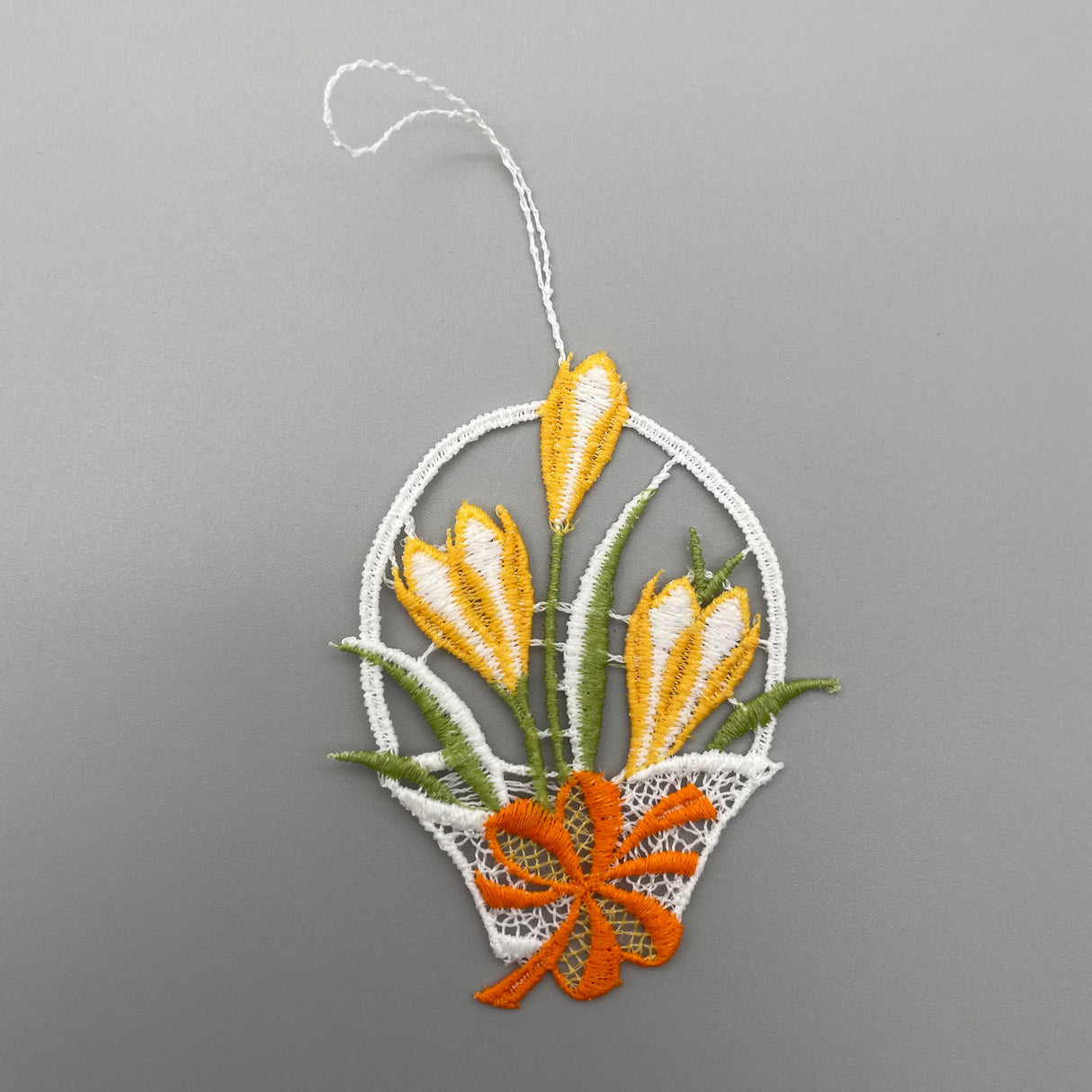 Fensteranhänger Osterkörbchen farbig | Plauener Spitze Fensterbild Ostern von Wimpelberg