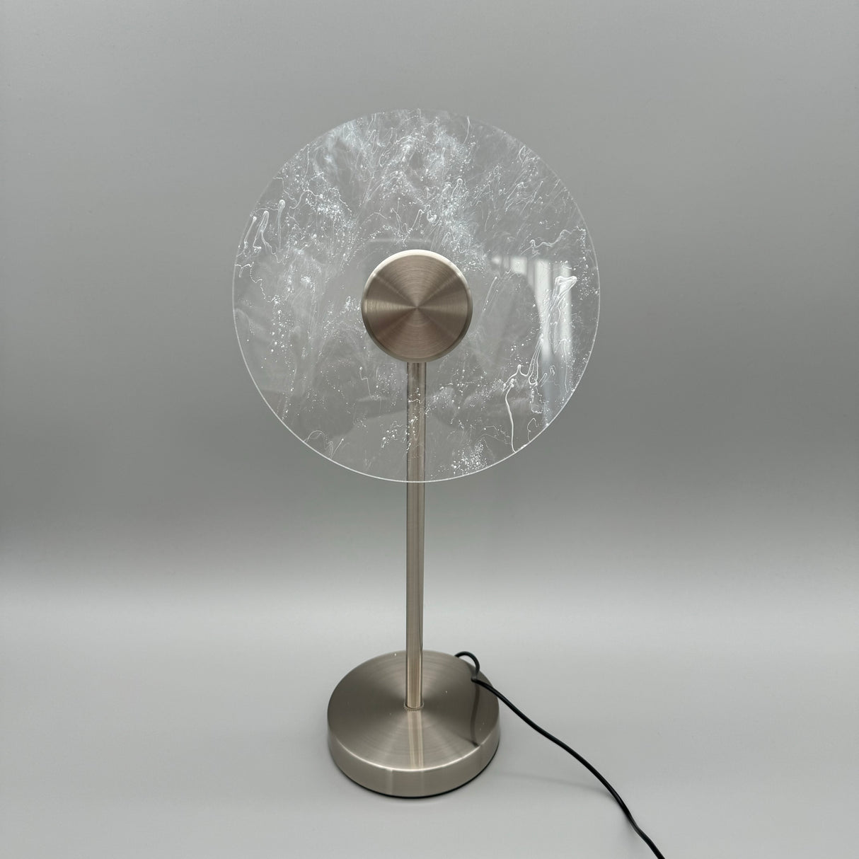 Moderne LED-Lampe 20x12x40cm: Klares Acryl, Dimmbar, Silberner Metall-Fuß von Wimpelberg