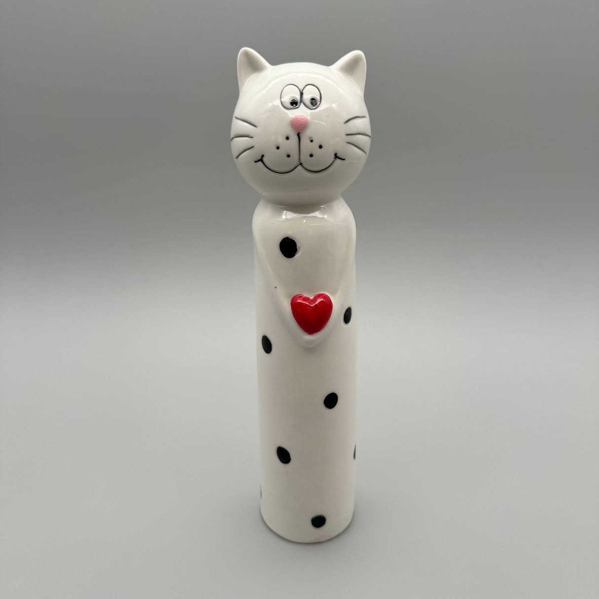 Charmante Deko-Katze: 26 cm, Schwarz-Weiß, Glasiertes Porzellan mit Rotem Herz von Wimpelberg