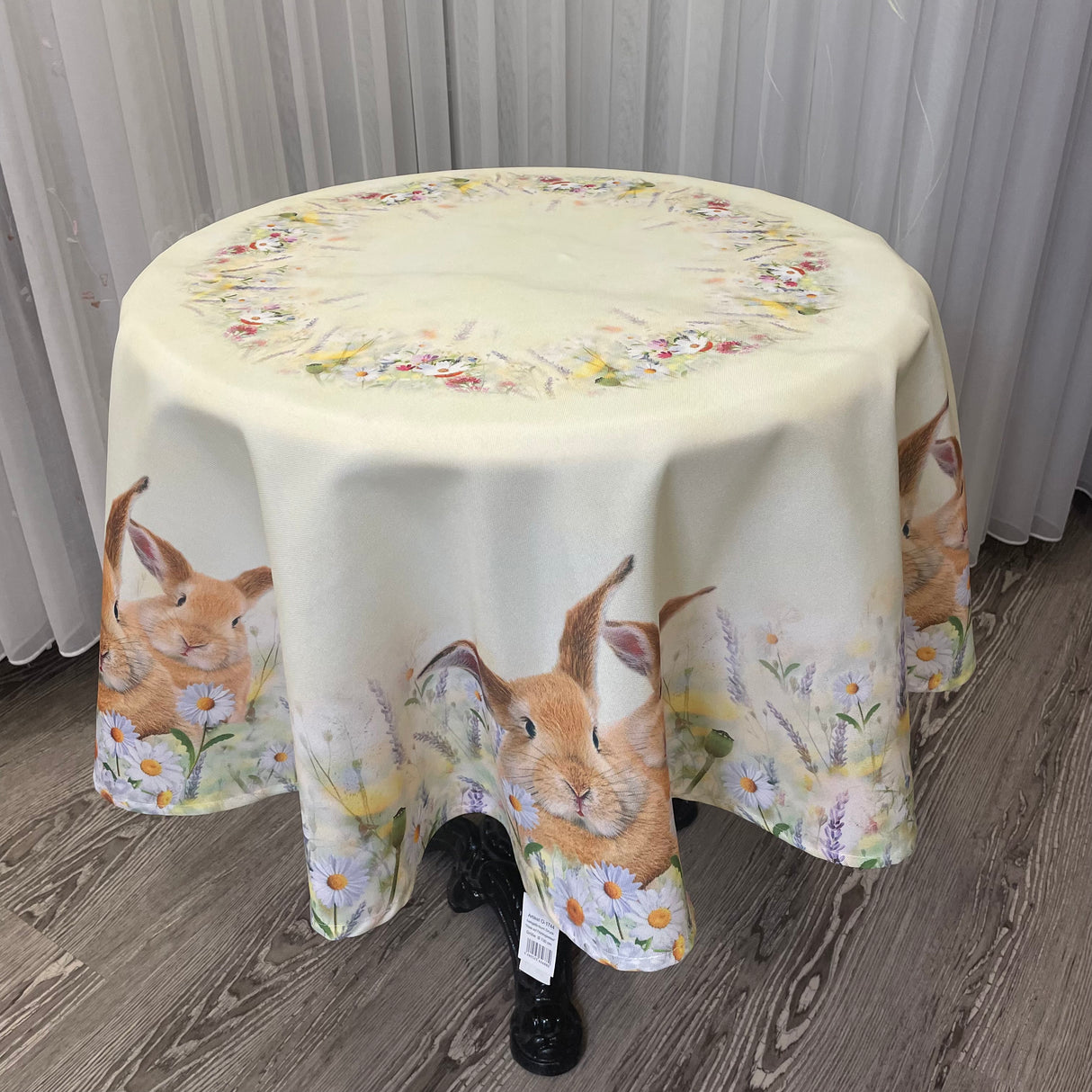 Osterdecke rund Hase auf Frühlingswiese | Osterdeko creme von Wimpelberg