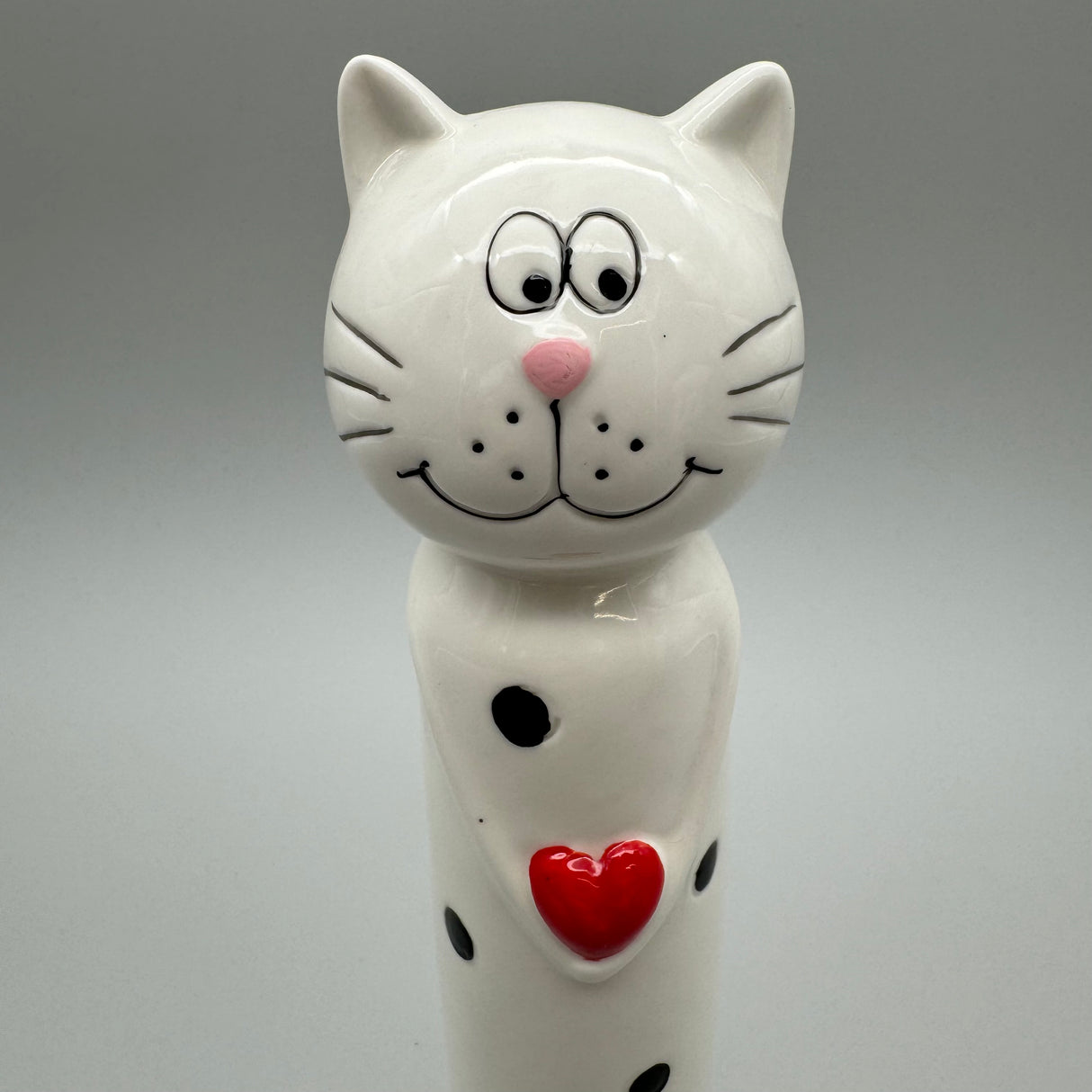 Charmante Deko-Katze: 26 cm, Schwarz-Weiß, Glasiertes Porzellan mit Rotem Herz von Wimpelberg