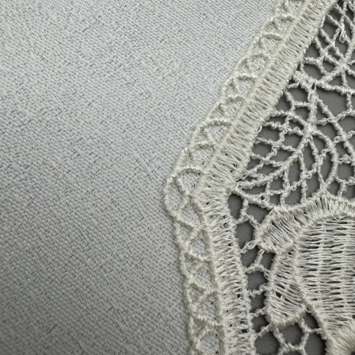 Tischläufer Plauener Spitze mit Applikationen – Plauener Spitze von Wimpelberg